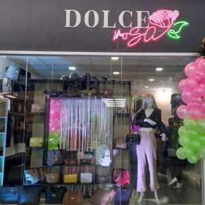 Fachada de la tienda Dolce Rosa mostrando una selección de carteras para damas