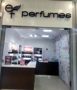 Fachada de la tienda EF Perfumes que muestra una gran variedad de marcas y opciones