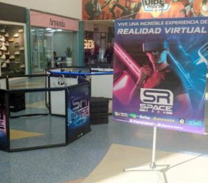 Afiche y puesto en el C.C. Metrosol Maracaibo dedicado a ofrecer experiencias en el uso de realidad virtual