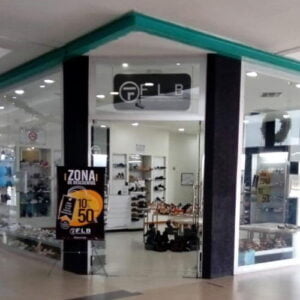 Fachada de la tienda FLB en el Centro Comercial Metrosol Maracaibo muestra una selección de sus zapatos y accesorios