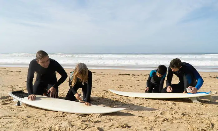 Día del padre: Padres enseñándo a sus hijos el deporte del surf