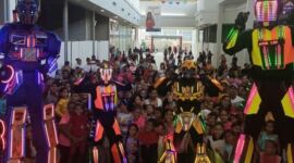 Robots animando la celebración del día del niño en Metrosol Maracaibo