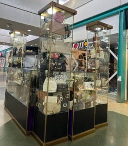 Vista de las vitrinas de exhibición del Kiosko de carteras Lazzo en Metrosol Maracaibo