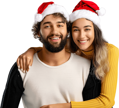 Pareja viste gorros de Santa y sonríe, celebrando la Navidad