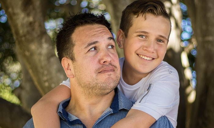 Celebra a papá: Padre con su hijo listos para celebrar el día del padre en Metrosol Maracaibo
