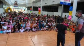 Niños y adultos disfrutando de la magia y el entretenimiento durante la Expo Diversión en Metrosol Maracaibo