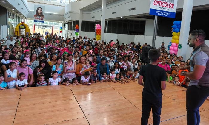 Niños y adultos disfrutando de la magia y el entretenimiento durante la Expo Diversión en Metrosol Maracaibo