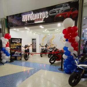 Fachada del Consorcio Automotos Sales mostrando algunas de las motos que tienen en venta en Metrosol Maracaibo