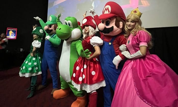 Los personajes de Super Mario Galaxy (Mario, Luigi, Peach, Toad y Bowser) sorprendiendo a la audiencia dentro de una sala de Cines Unidos en Metrosol Maracaibo durante Semana Santa.